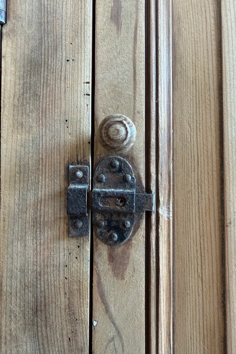 Ancien meuble de métier en sapin brut