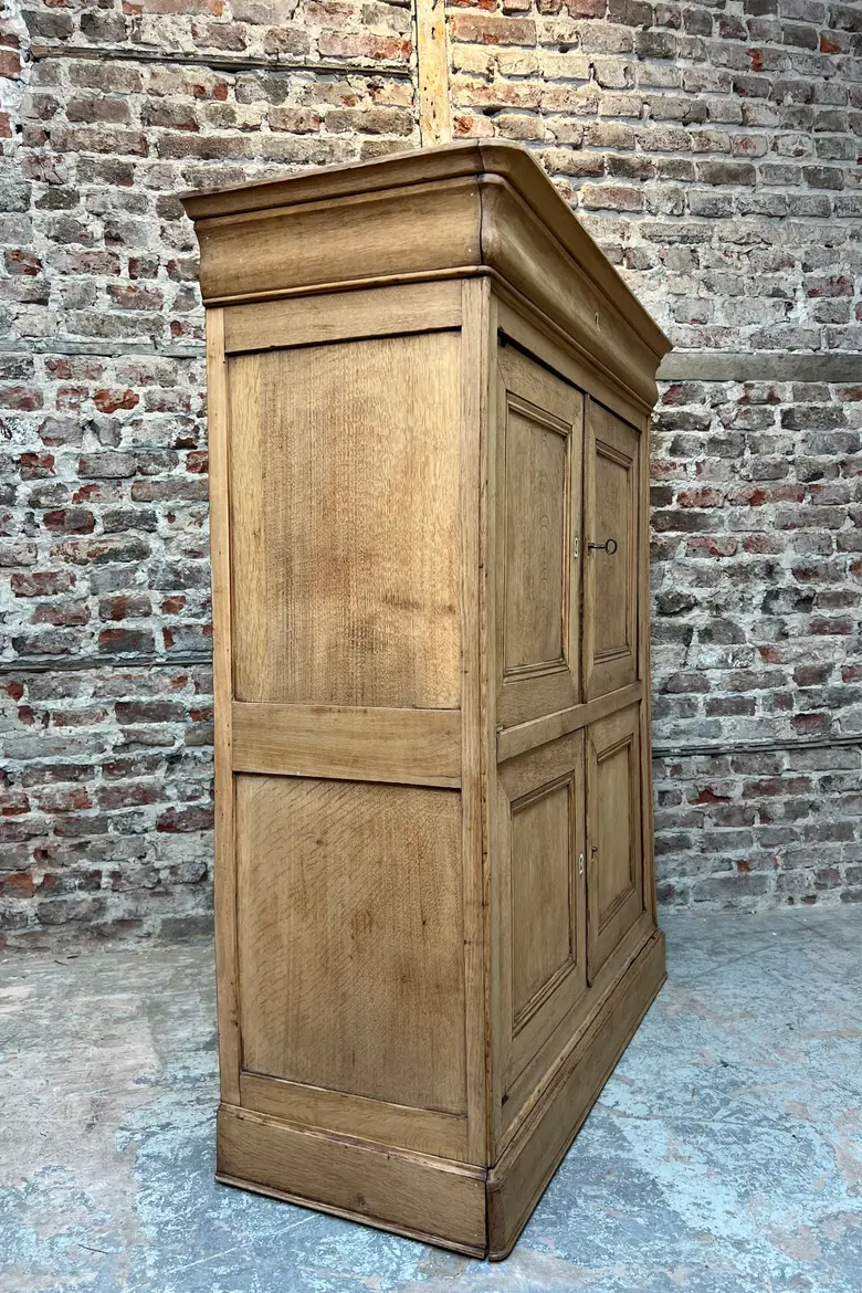 Ancien meuble de rangement en chêne