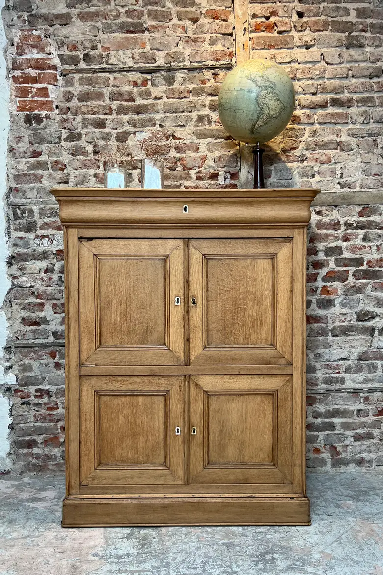 Ancien meuble de rangement en chêne