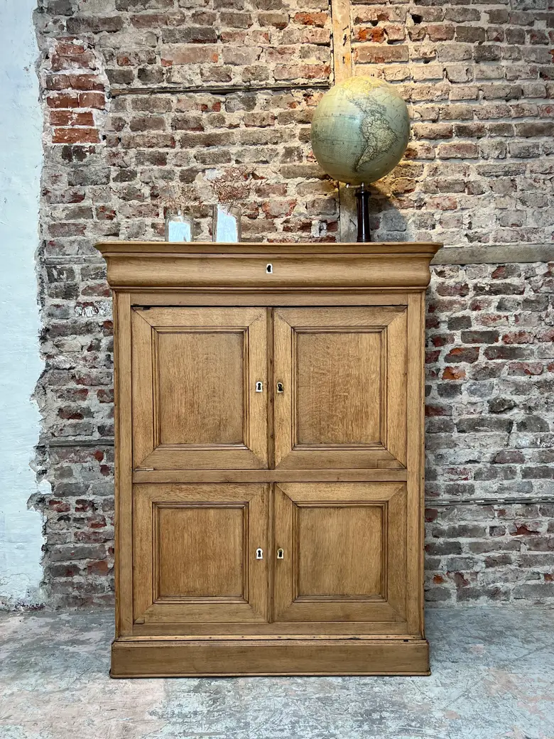 Ancien meuble de rangement en chêne