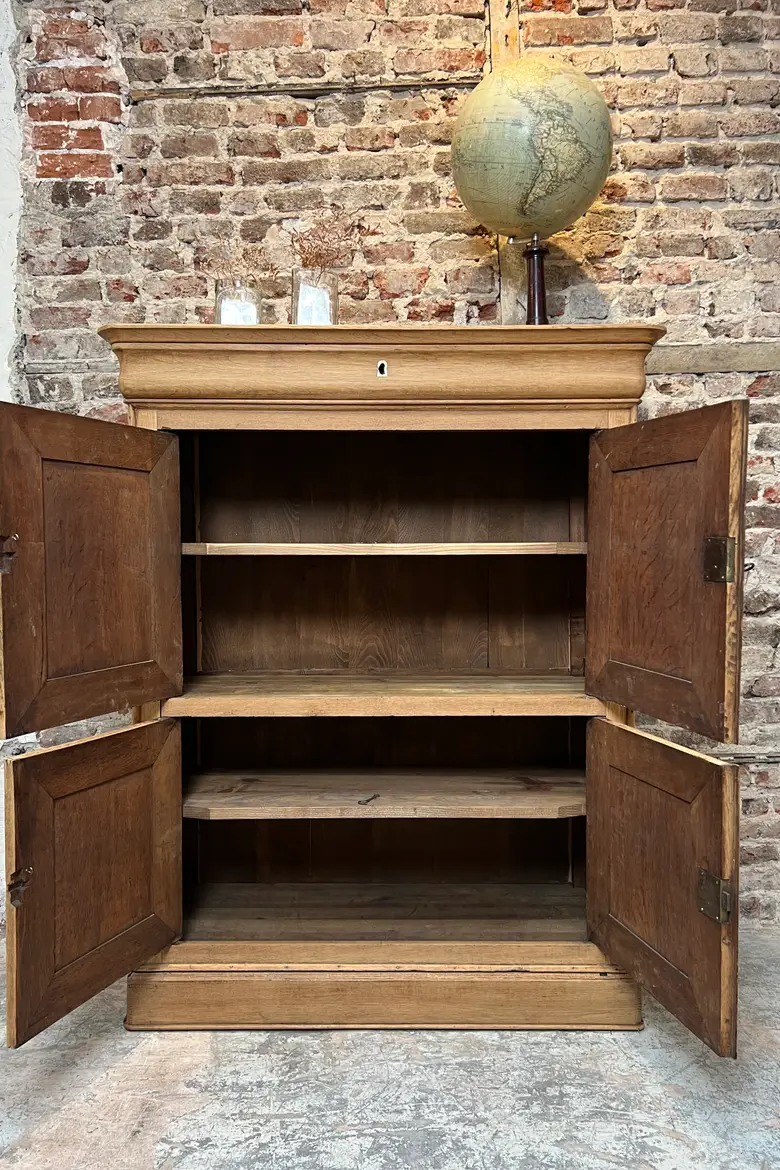 Ancien meuble de rangement en chêne