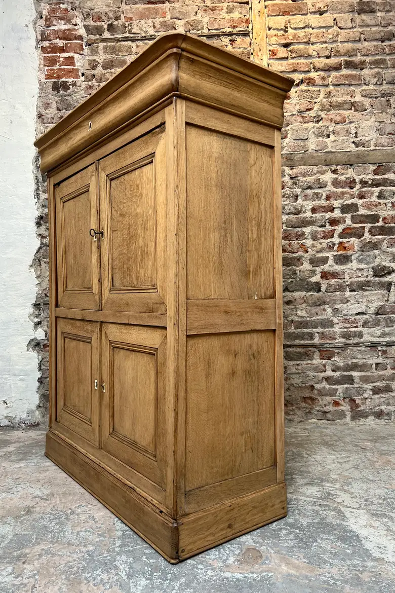 Ancien meuble de rangement en chêne