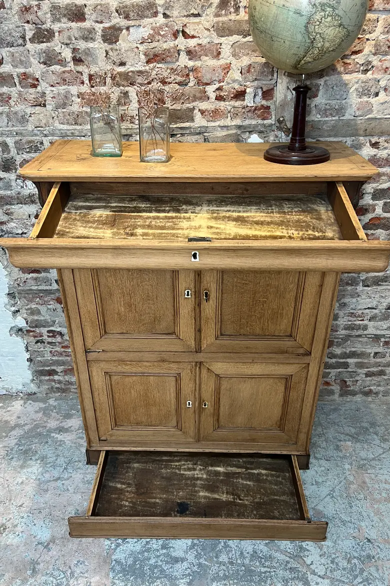 Ancien meuble de rangement en chêne