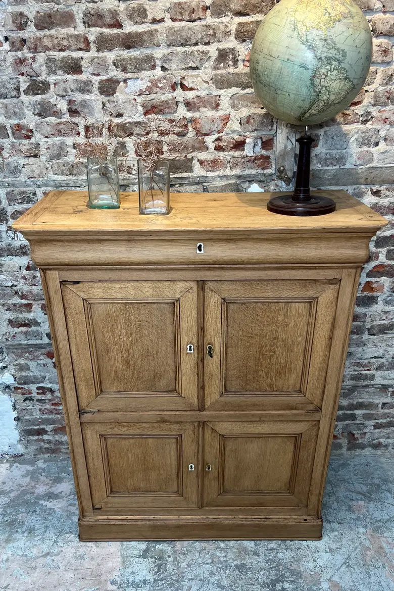 Ancien meuble de rangement en chêne