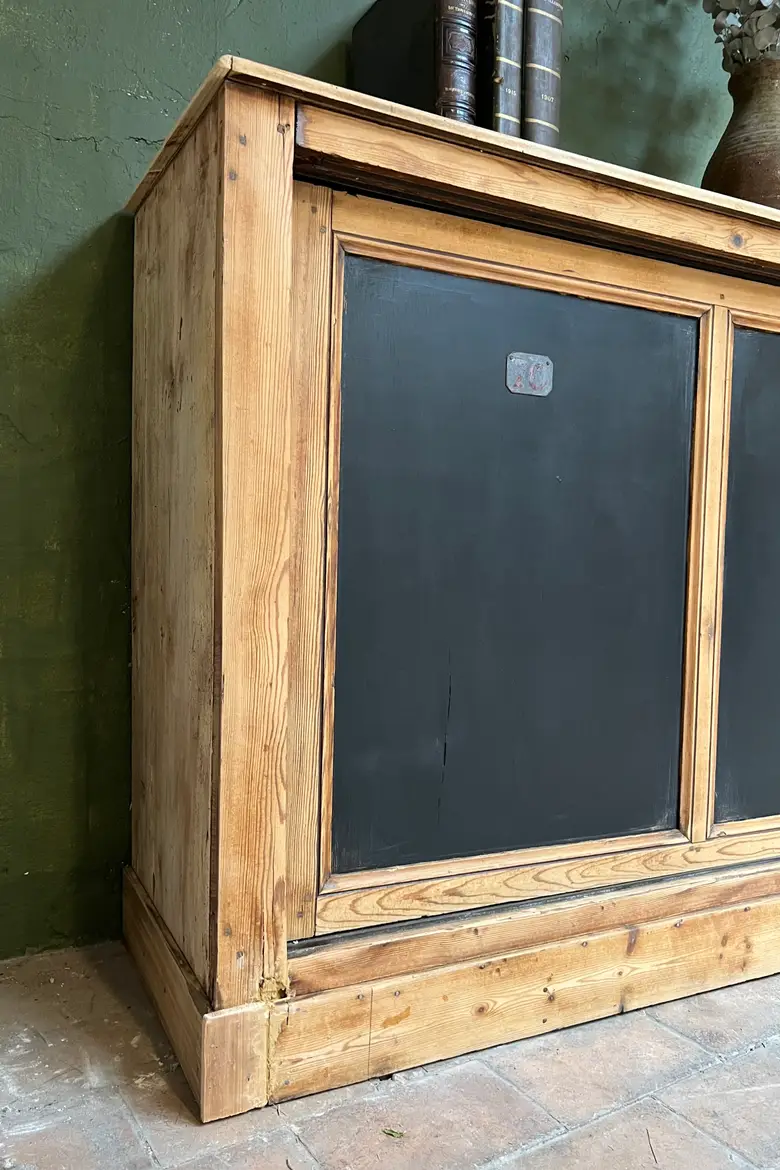Ancien meuble d’école avec 2 grandes portes coulissantes 1960