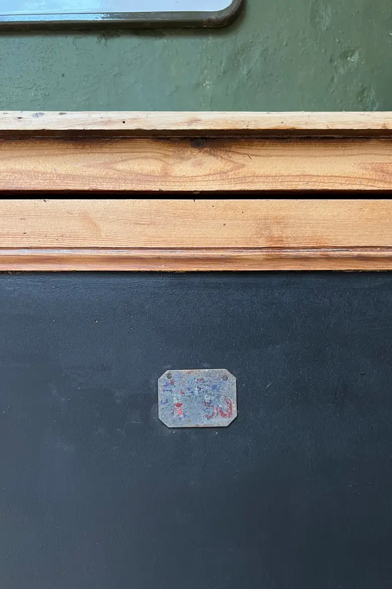 Ancien meuble d’école avec 2 grandes portes coulissantes 1960