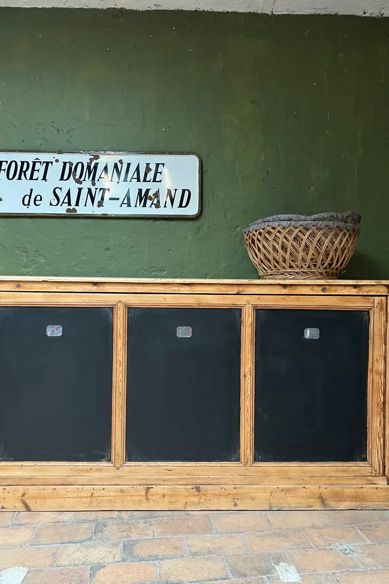 Ancien meuble d’école avec 2 grandes portes coulissantes 1960