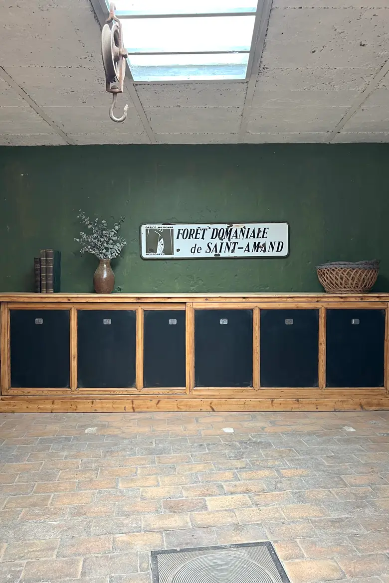 Ancien meuble d’école avec 2 grandes portes coulissantes 1960