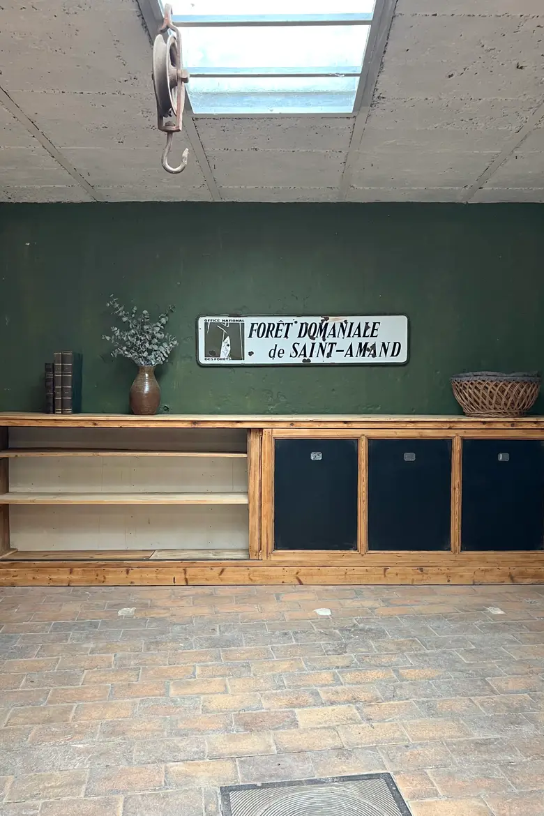 Ancien meuble d’école avec 2 grandes portes coulissantes 1960