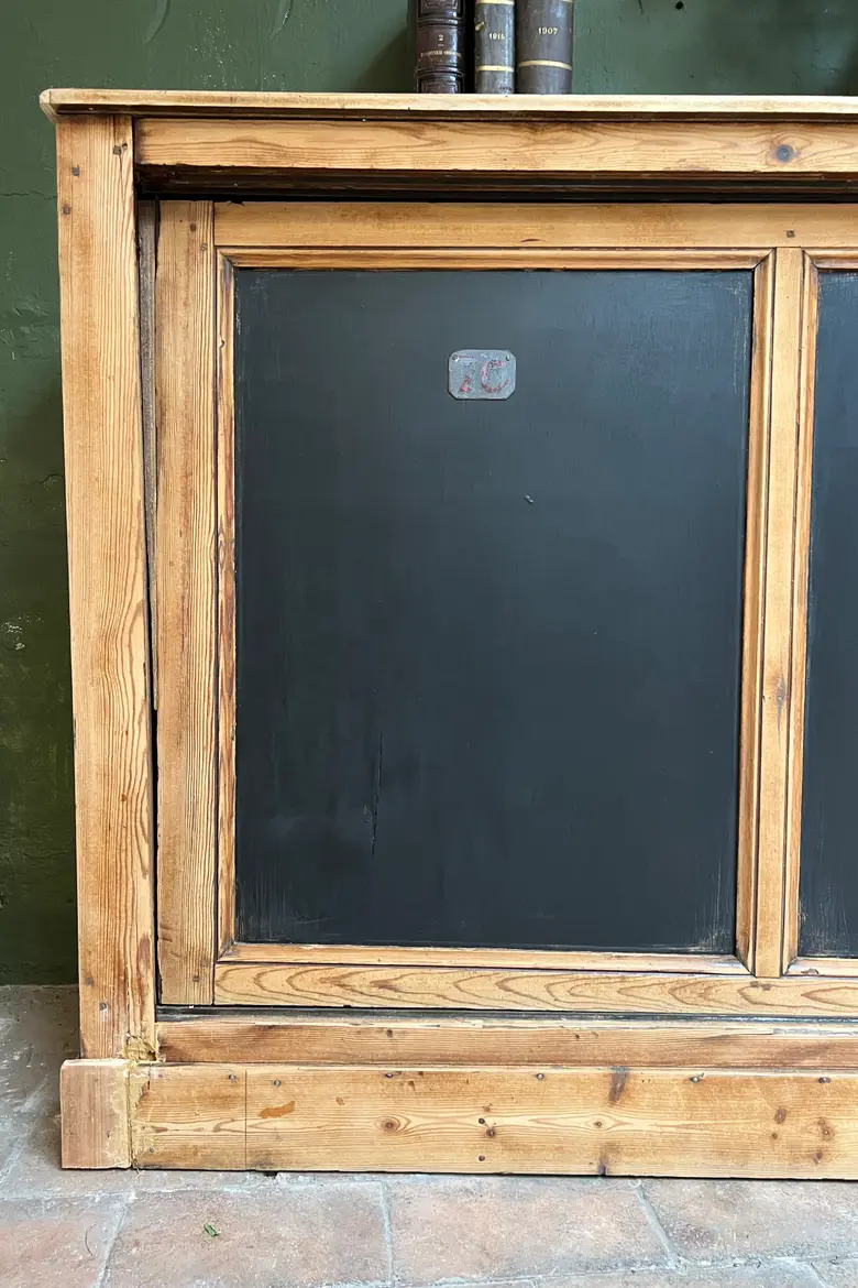 Ancien meuble d’école avec 2 grandes portes coulissantes 1960
