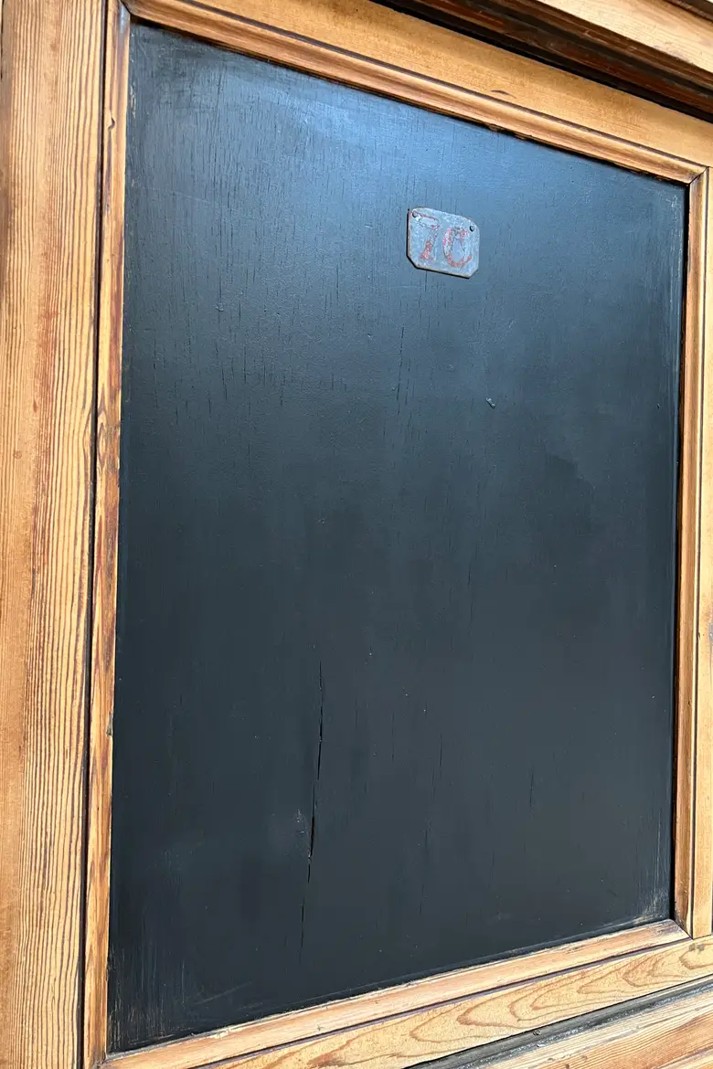 Ancien meuble d’école avec 2 grandes portes coulissantes 1960