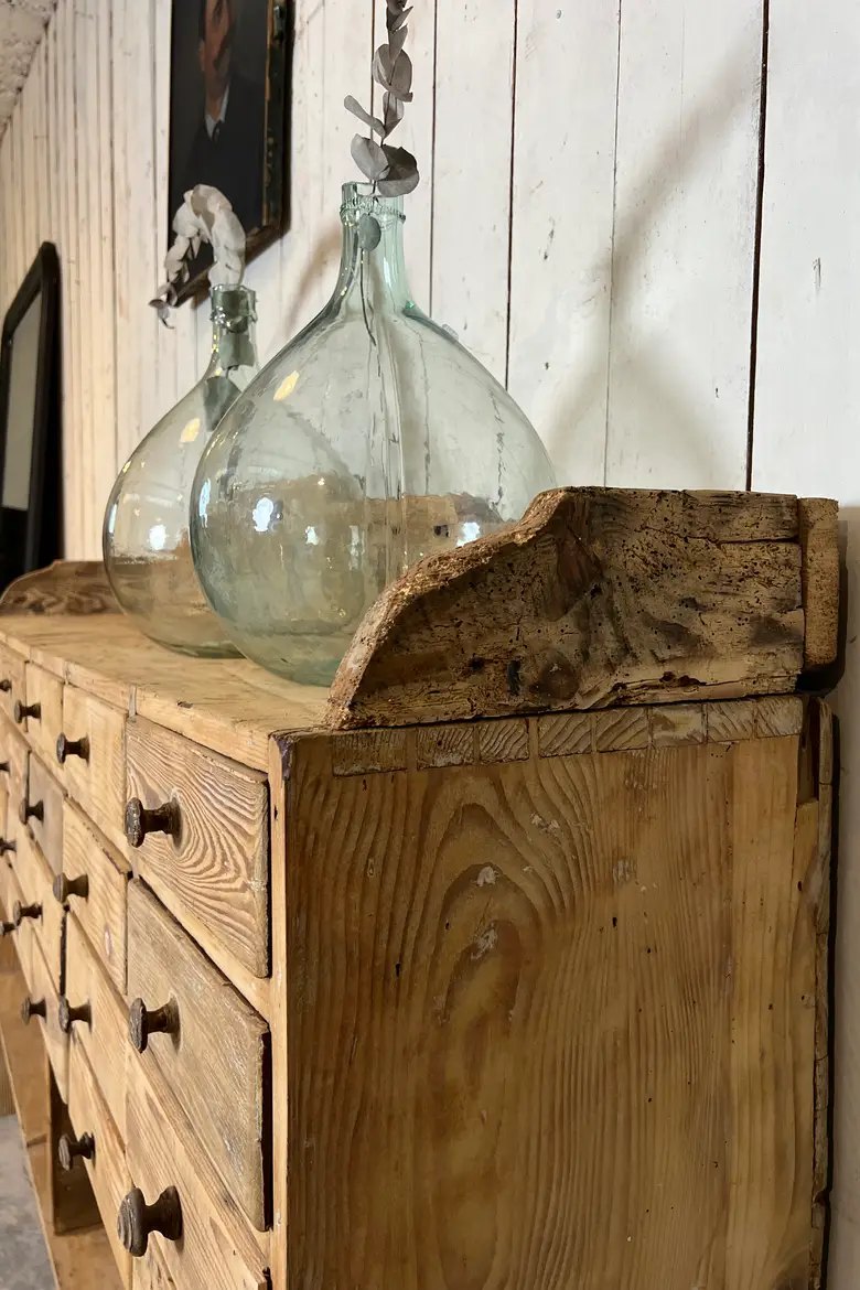 Ancien meuble d’épicerie en sapin