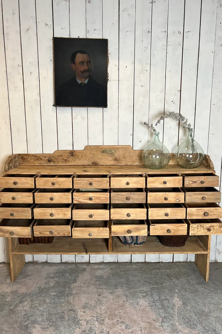 Ancien meuble d’épicerie en sapin