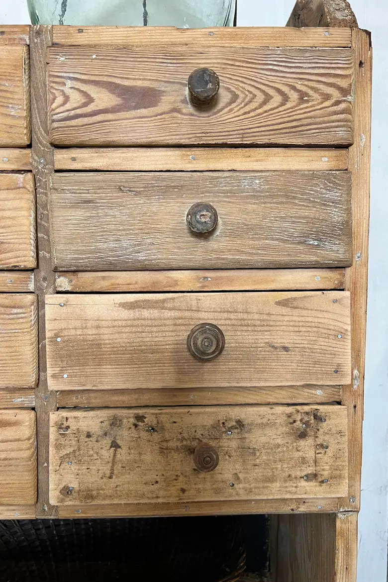 Ancien meuble d’épicerie en sapin