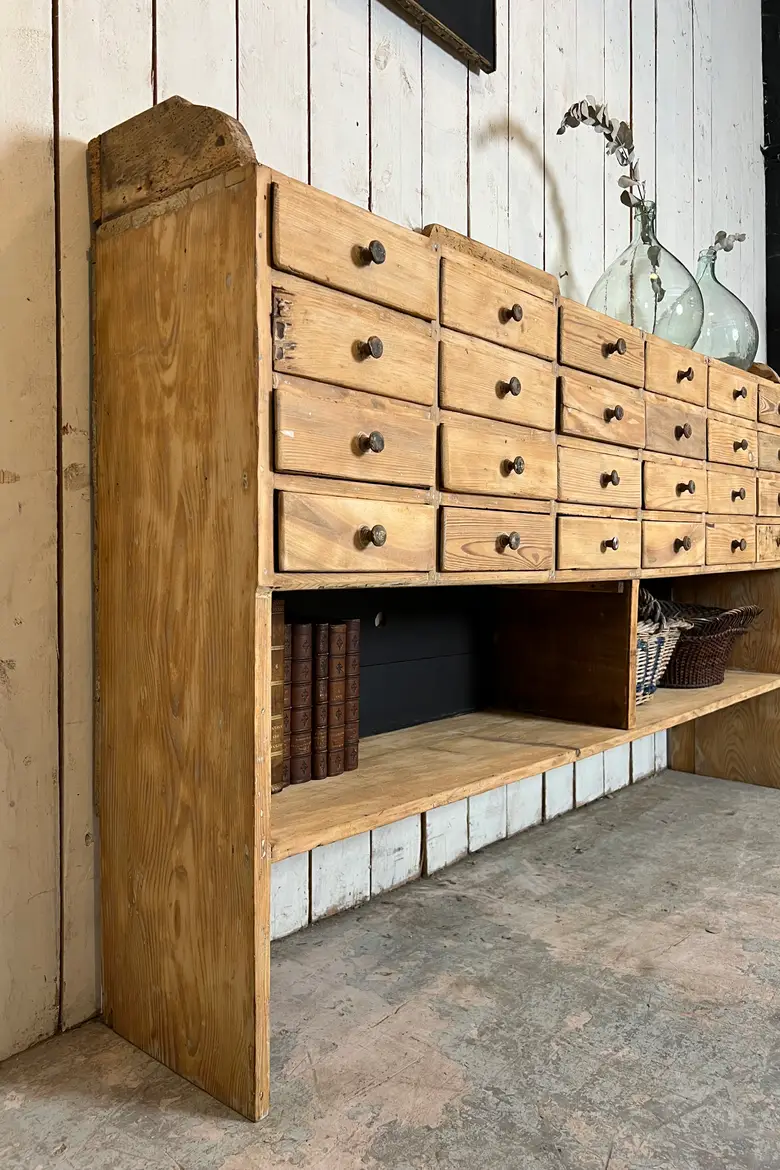 Ancien meuble d’épicerie en sapin