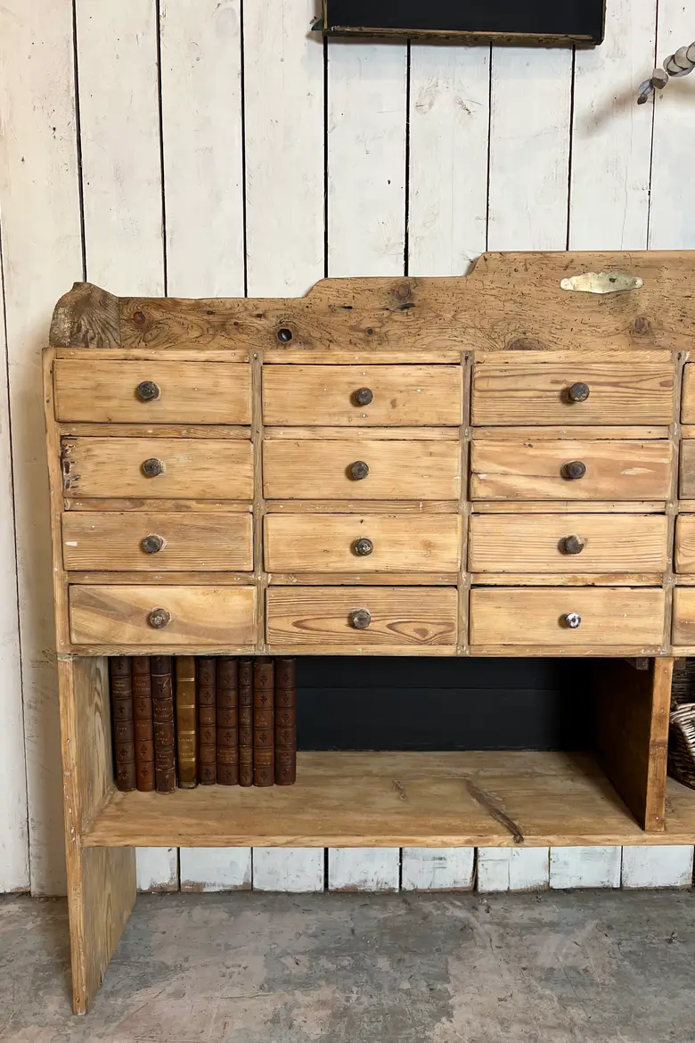 Ancien meuble d’épicerie en sapin