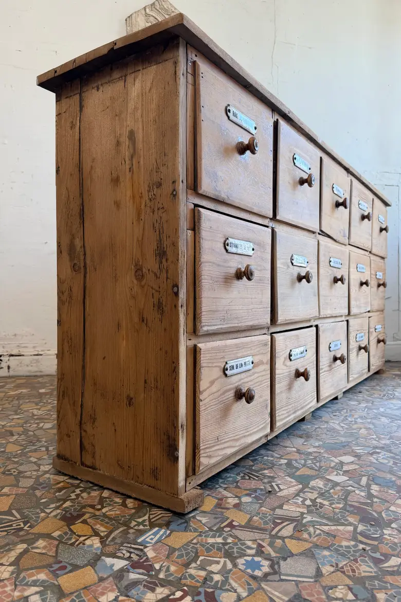 Ancien meuble d’herboristerie