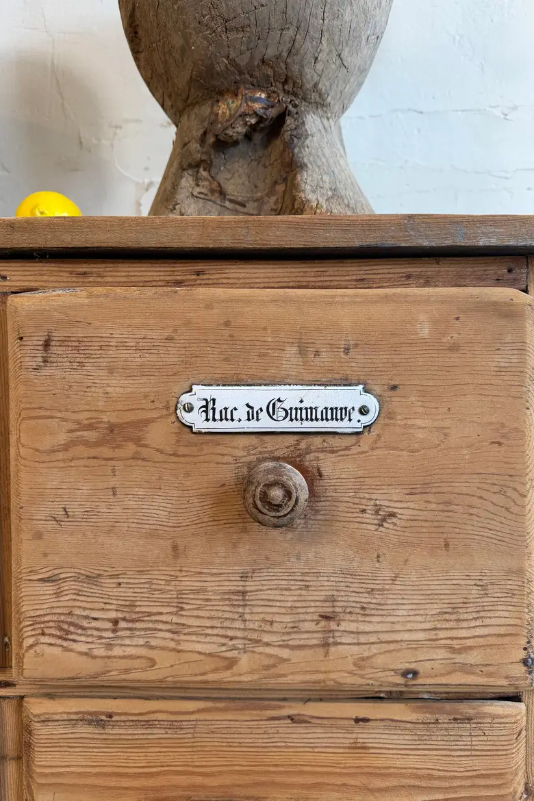 Ancien meuble d’herboristerie
