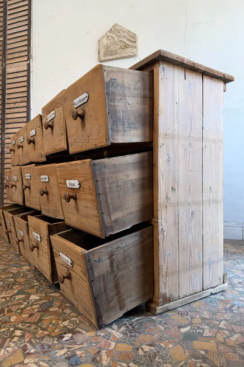 Ancien meuble d’herboristerie