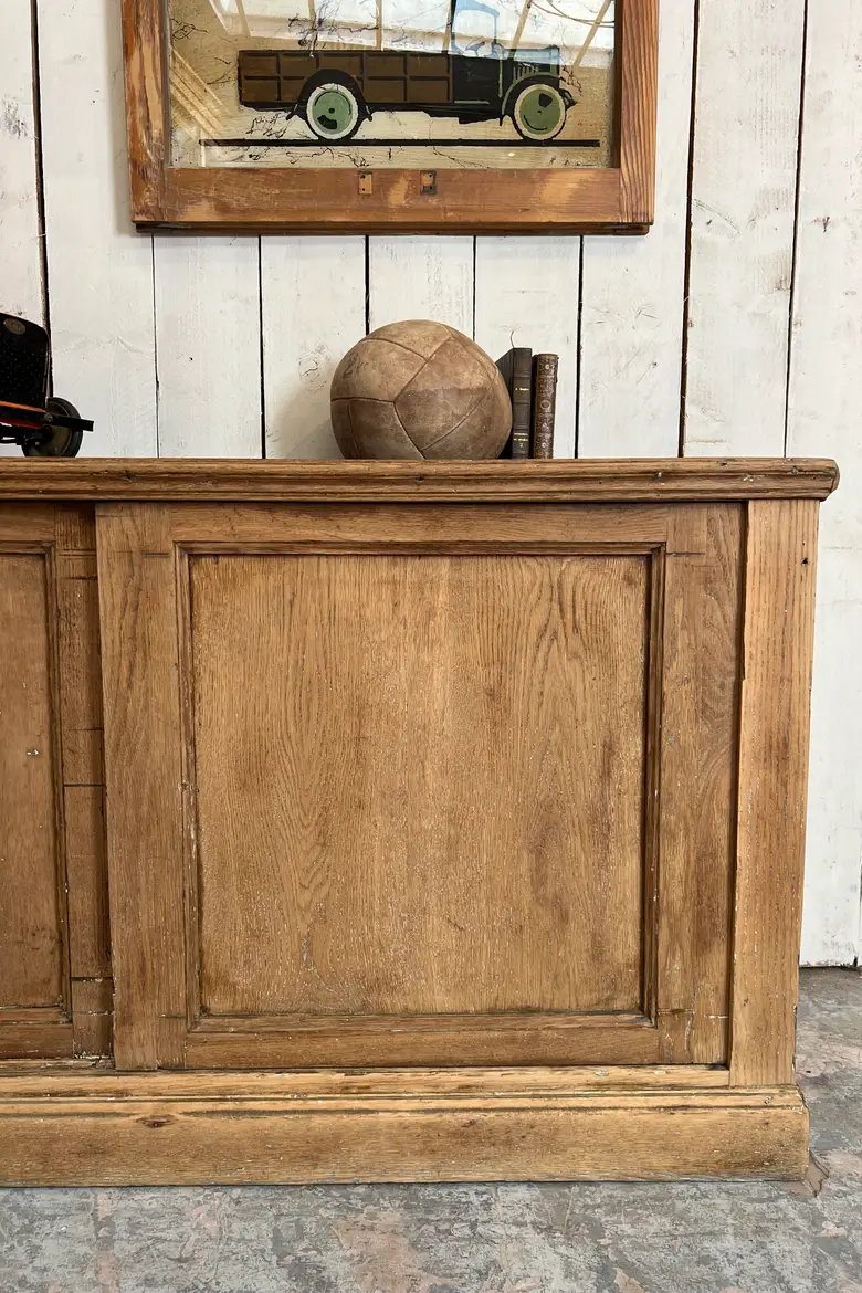 Ancien meuble en chêne à portes coulissantes