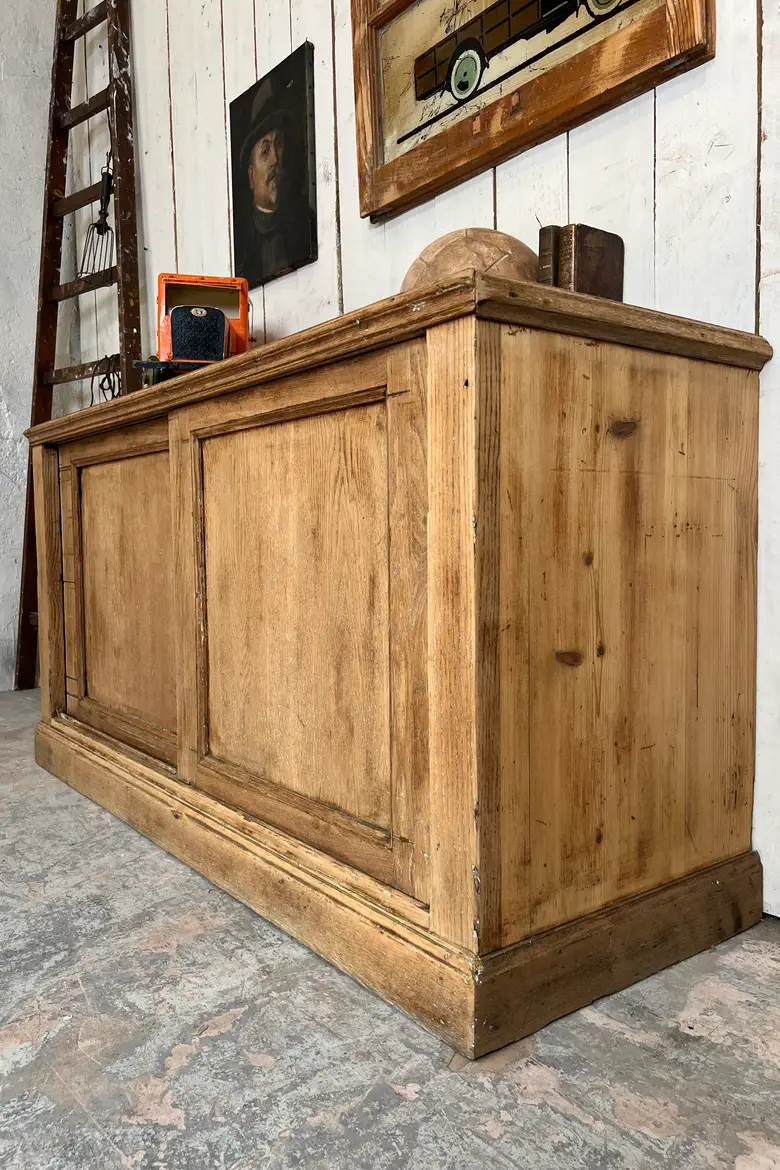 Ancien meuble en chêne à portes coulissantes