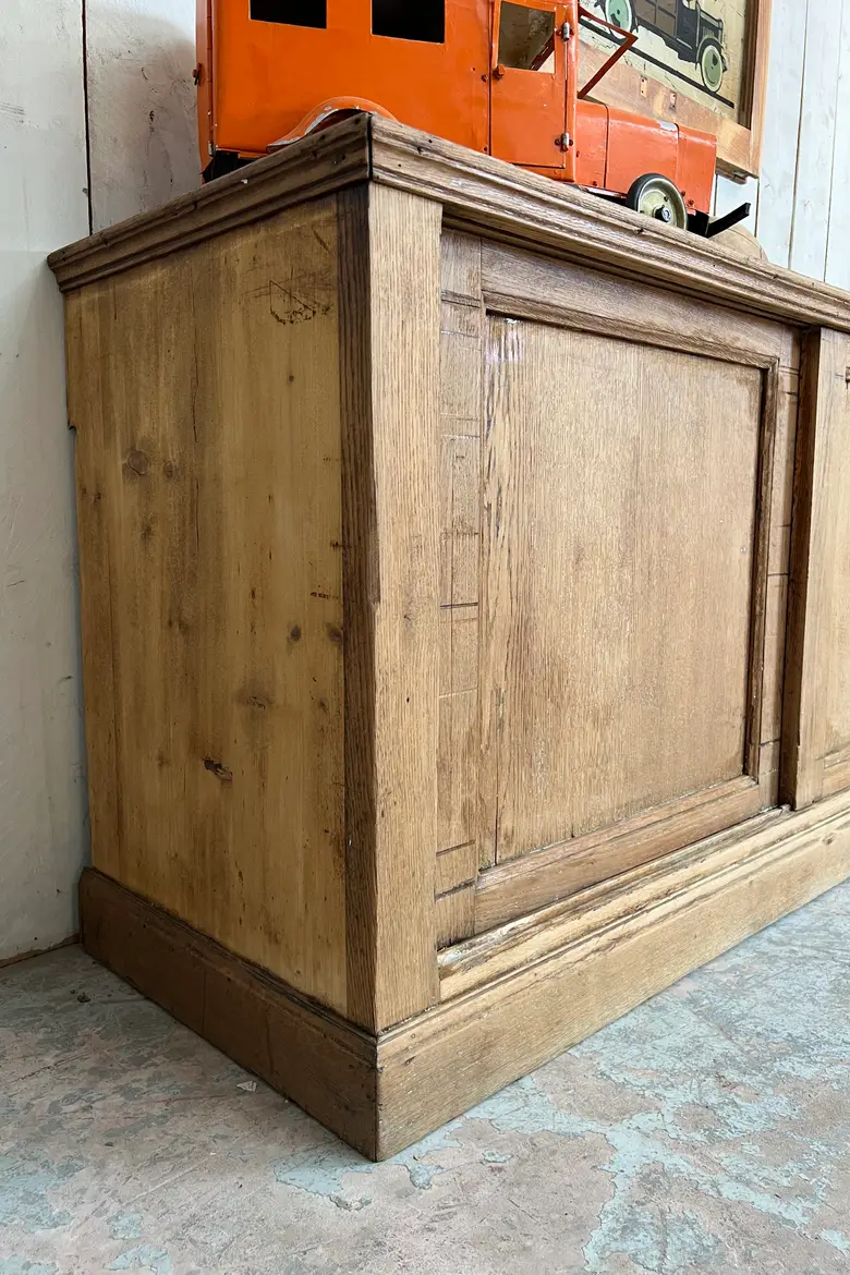 Ancien meuble en chêne à portes coulissantes