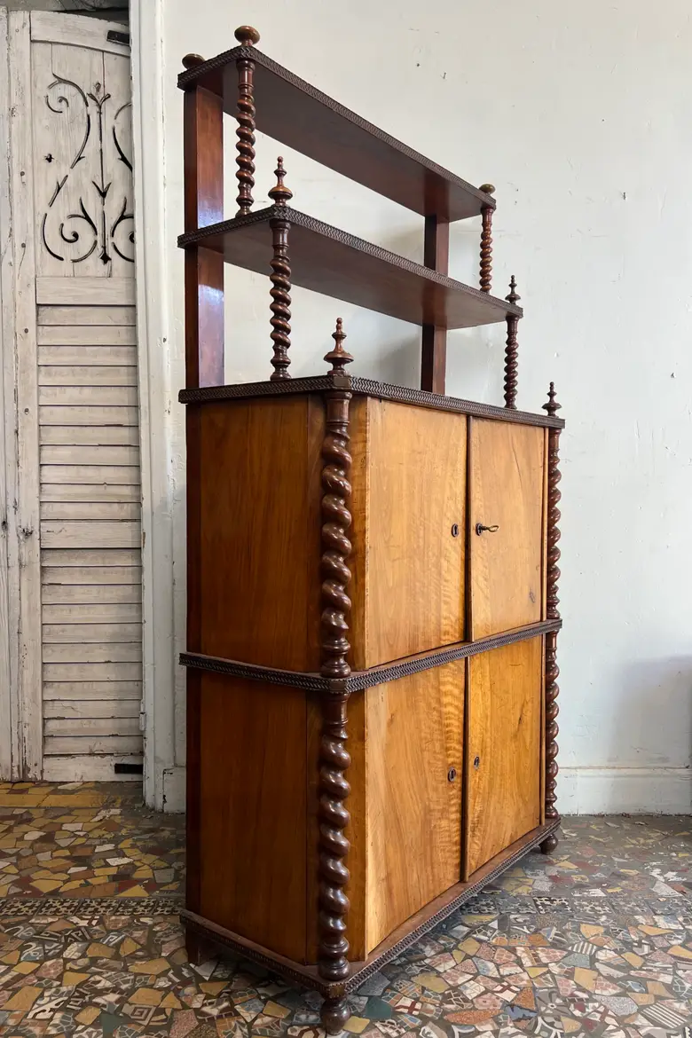 Ancien meuble Napoléon III en noyer — Ancien meuble Napoléon III en noyer