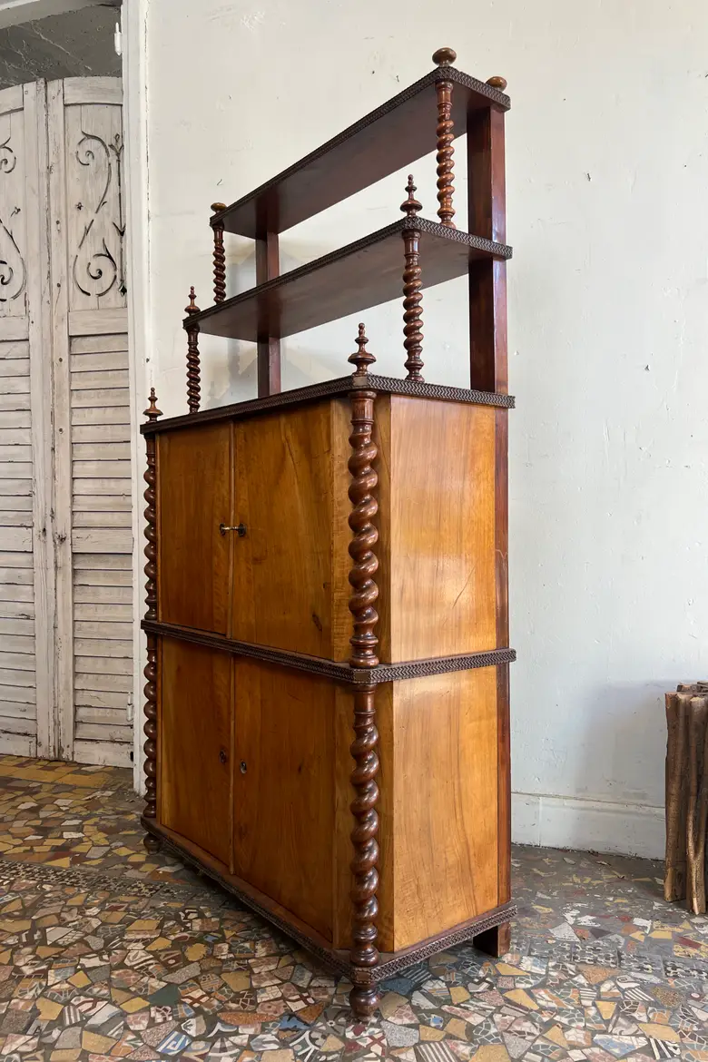 Ancien meuble Napoléon III en noyer — Ancien meuble Napoléon III en noyer