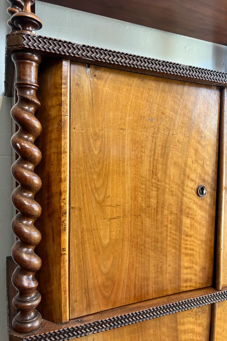 Ancien meuble Napoléon III en noyer — Ancien meuble Napoléon III en noyer