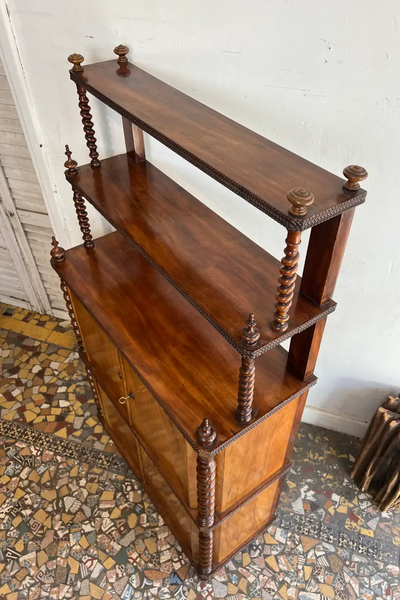 Ancien meuble Napoléon III en noyer — Ancien meuble Napoléon III en noyer