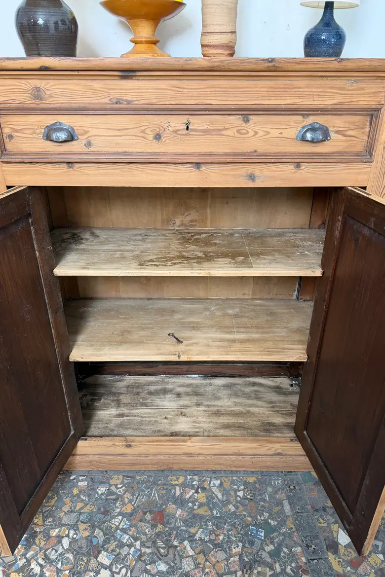 Ancien meuble parisien en sapin brut