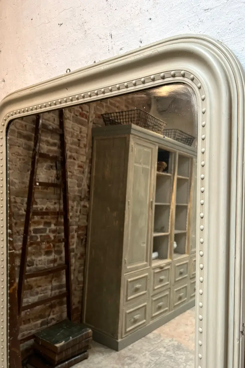 Ancien miroir de style Louis Philippe patiné en vert