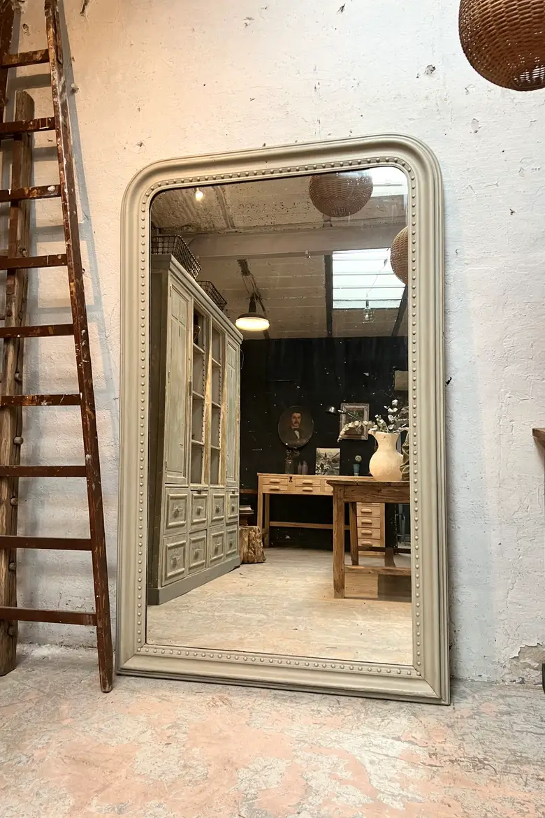 Ancien miroir de style Louis Philippe patiné en vert