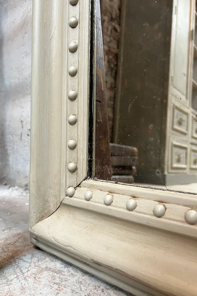 Ancien miroir de style Louis Philippe patiné en vert