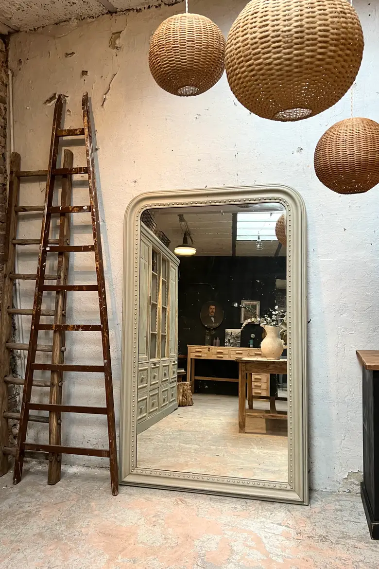 Ancien miroir de style Louis Philippe patiné en vert