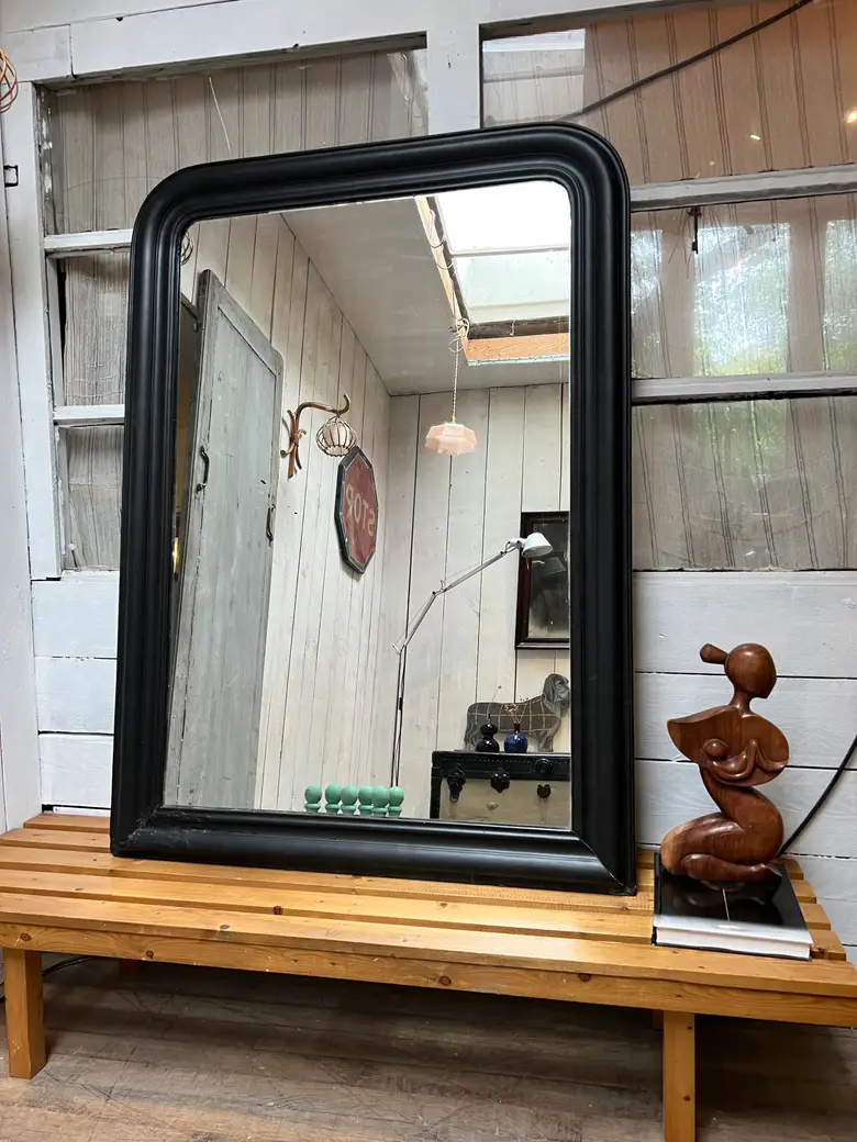 Ancien miroir de style Louis Philippe peint en noir Début XXème