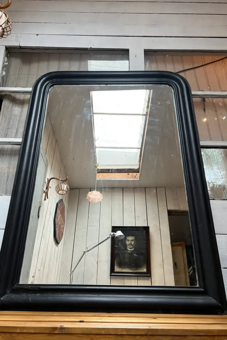 Ancien miroir de style Louis Philippe peint en noir Début XXème