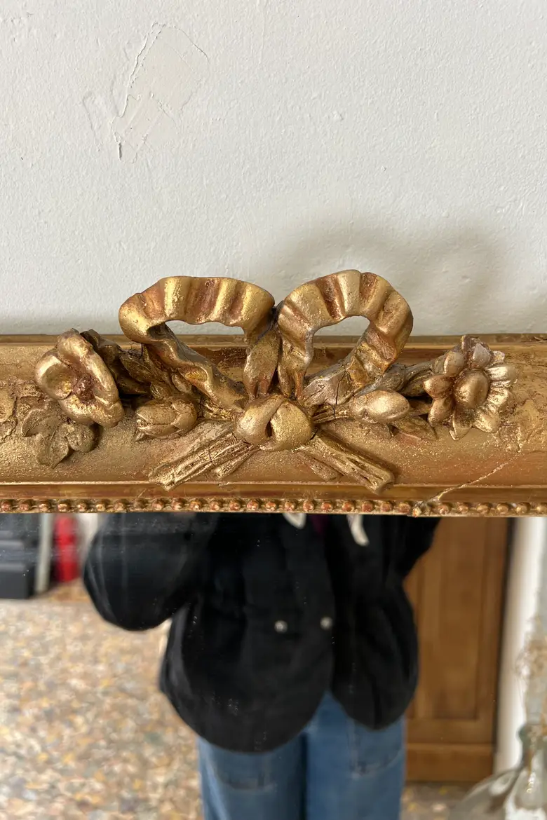 Ancien miroir doré avec noeud