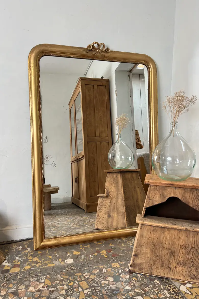 Ancien miroir doré avec noeud