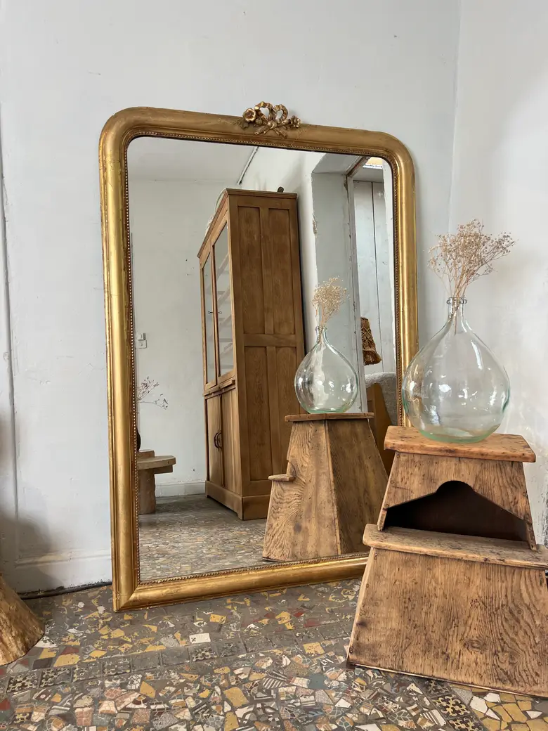 Ancien miroir doré avec noeud