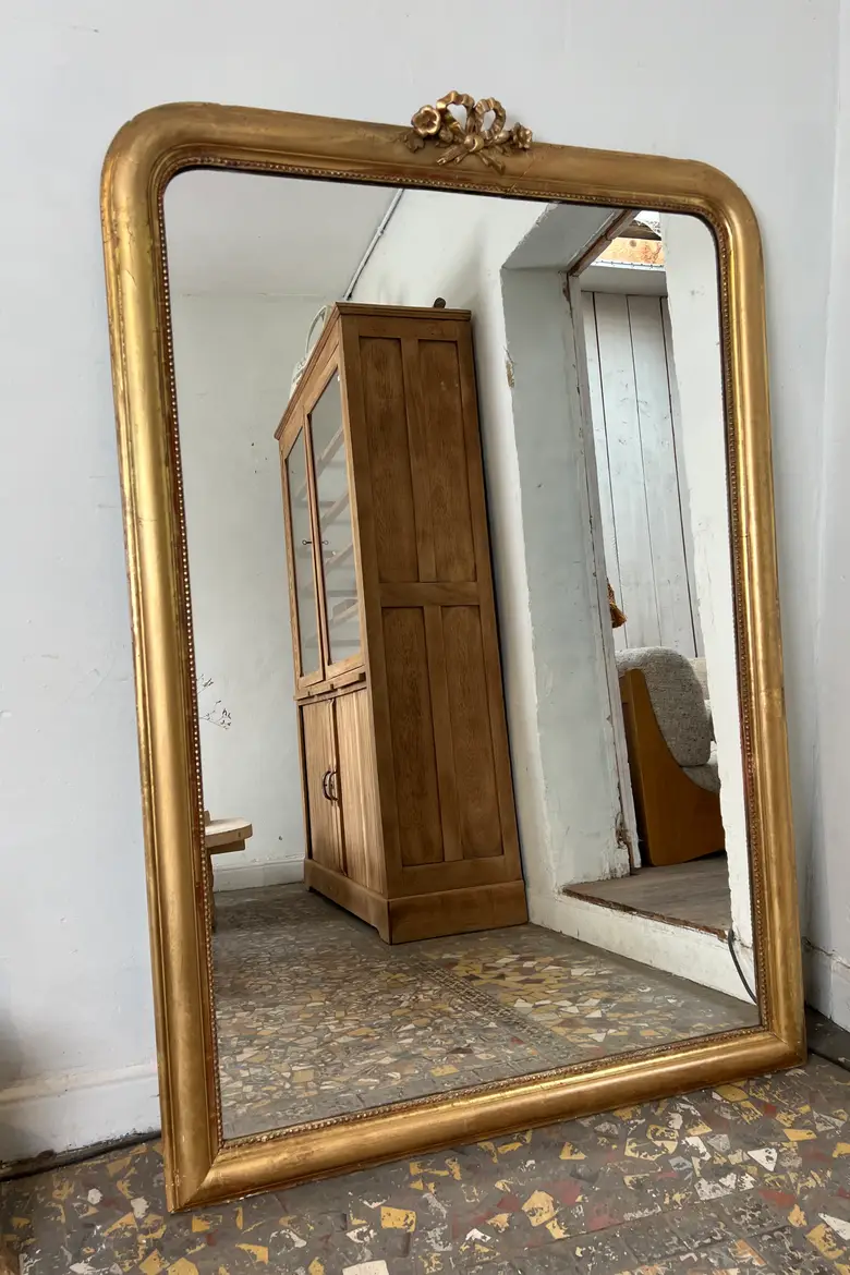 Ancien miroir doré avec noeud