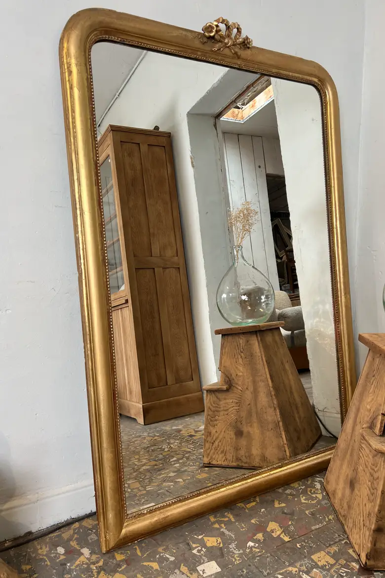 Ancien miroir doré avec noeud