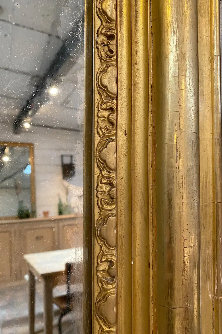 Ancien miroir doré en stuc XIXème de style Louis XVI