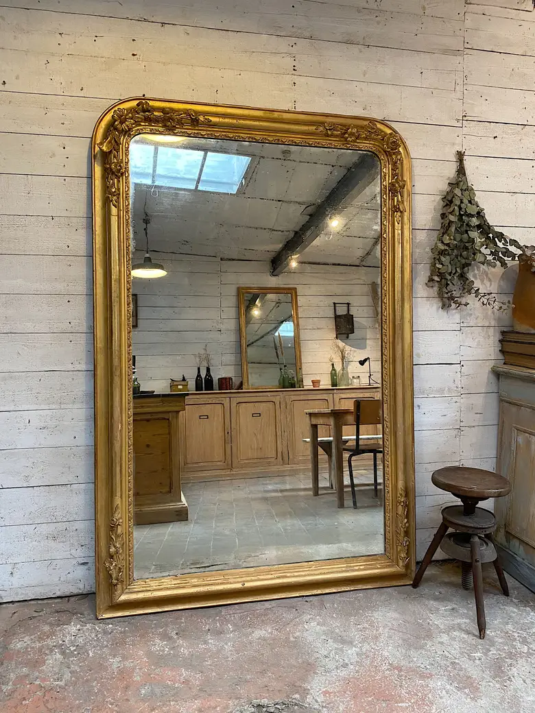 Ancien miroir doré en stuc XIXème de style Louis XVI