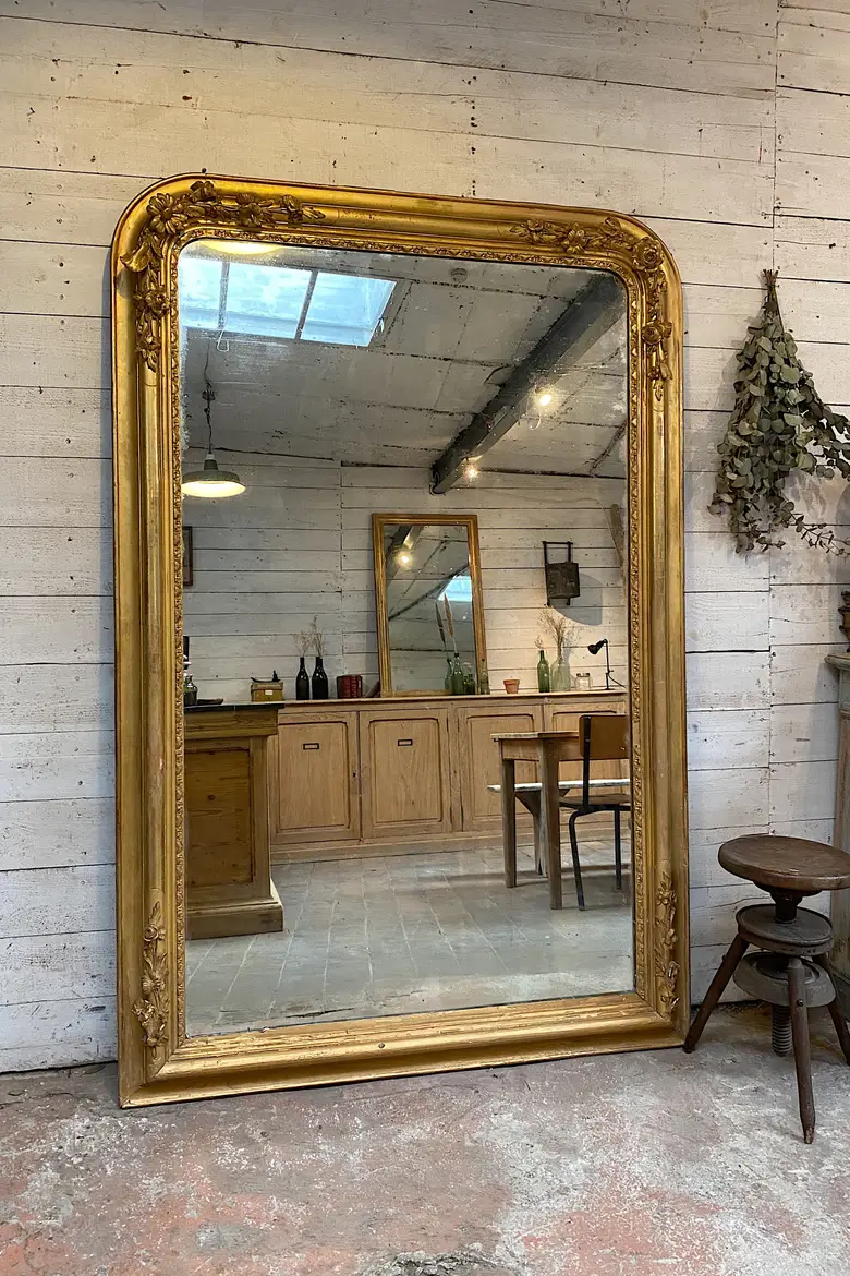 Ancien miroir doré en stuc XIXème de style Louis XVI