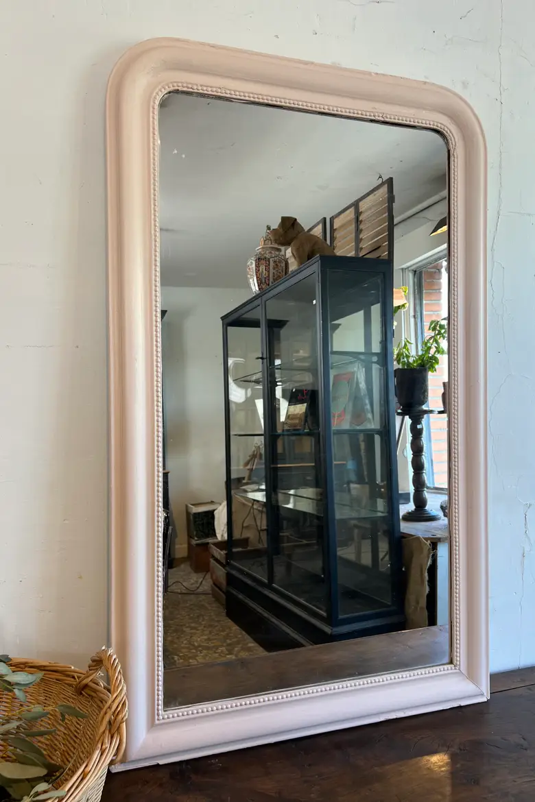 Ancien miroir Louis-Philippe peint en rose