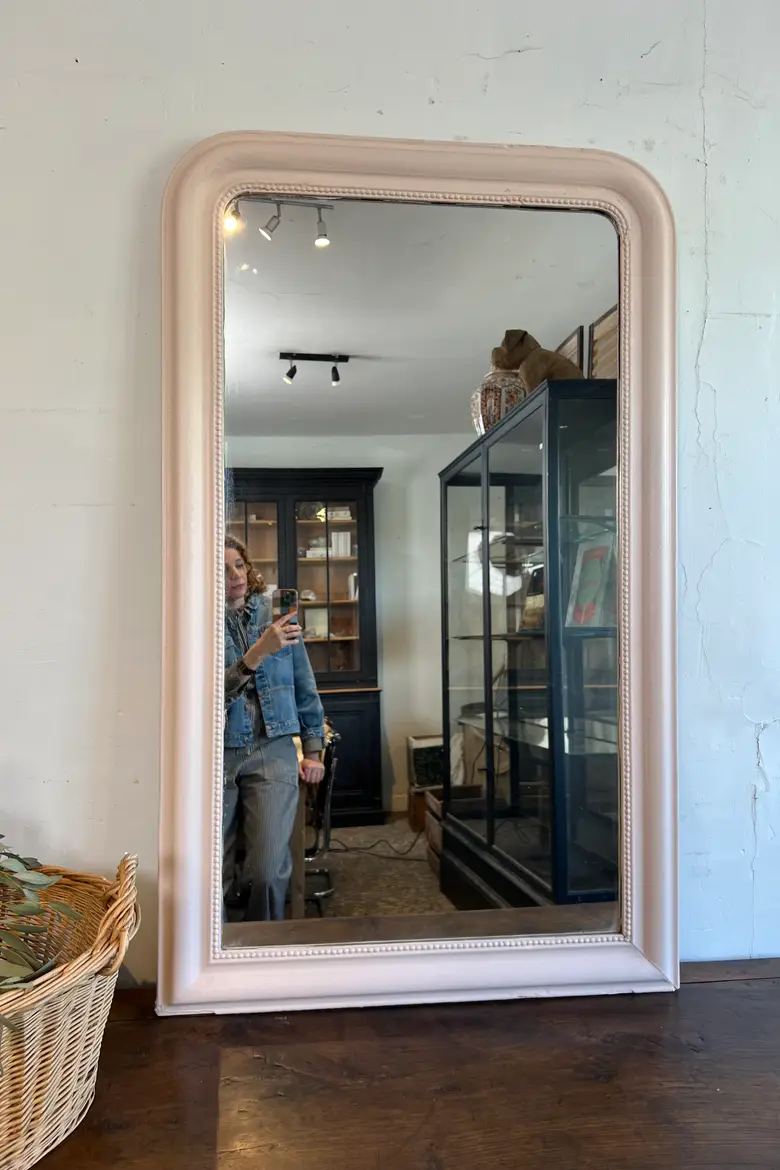 Ancien miroir Louis-Philippe peint en rose