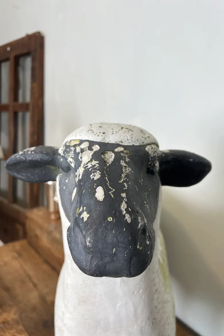 Ancien mouton en résine