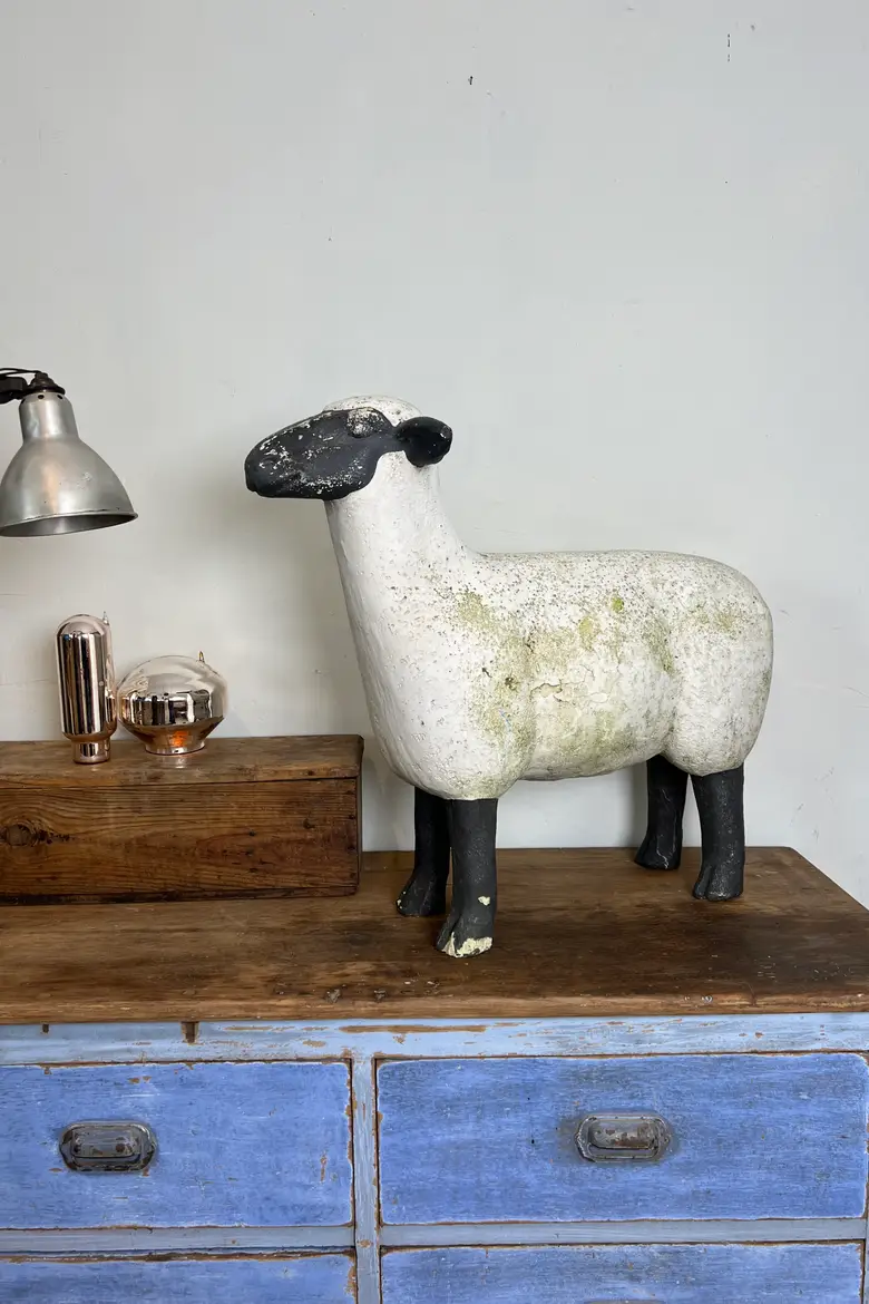 Ancien mouton en résine