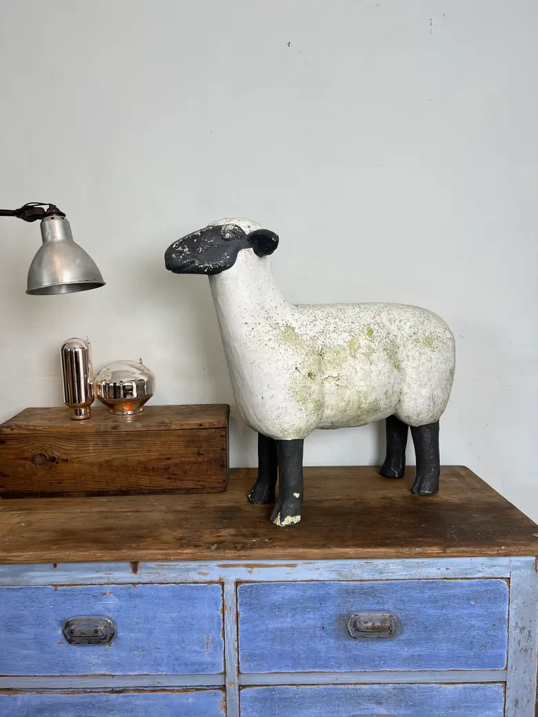 Ancien mouton en résine